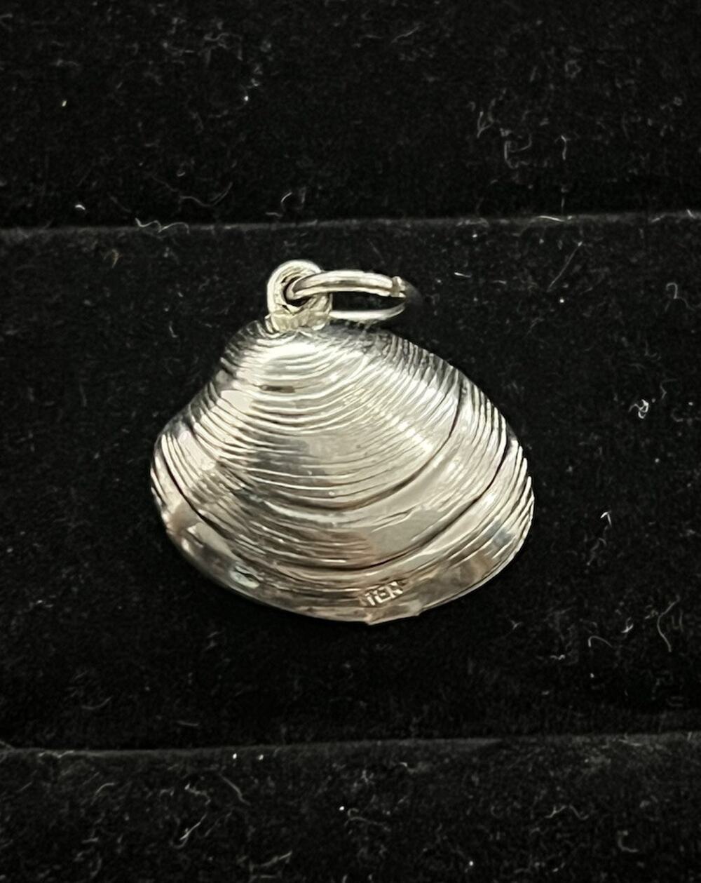 Vintage Style Silver Tone Clam Shell Pendant Nautical Seashell STER Stamp